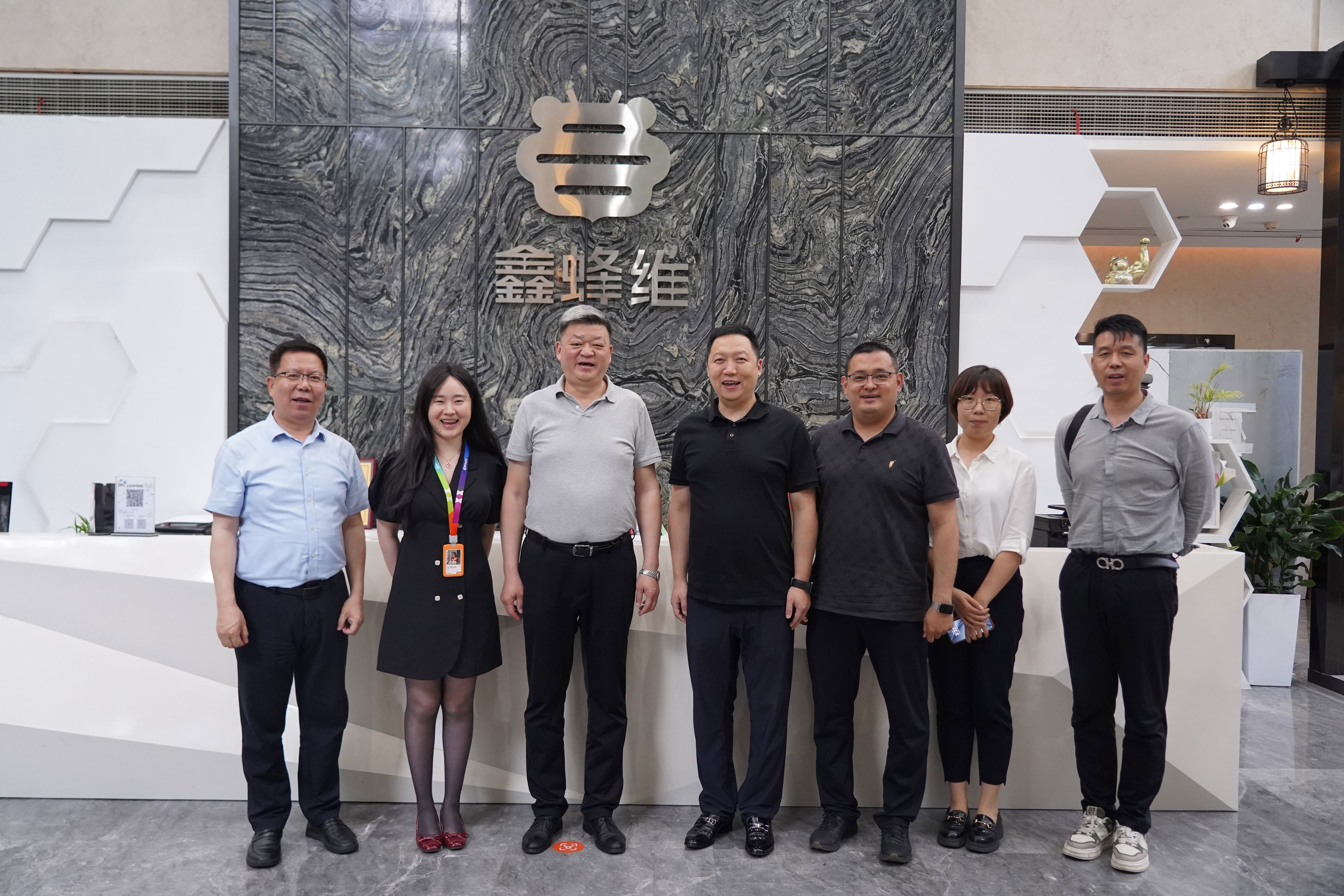 乌鲁木齐市商务局党组书记闫峻一行莅临鑫蜂维