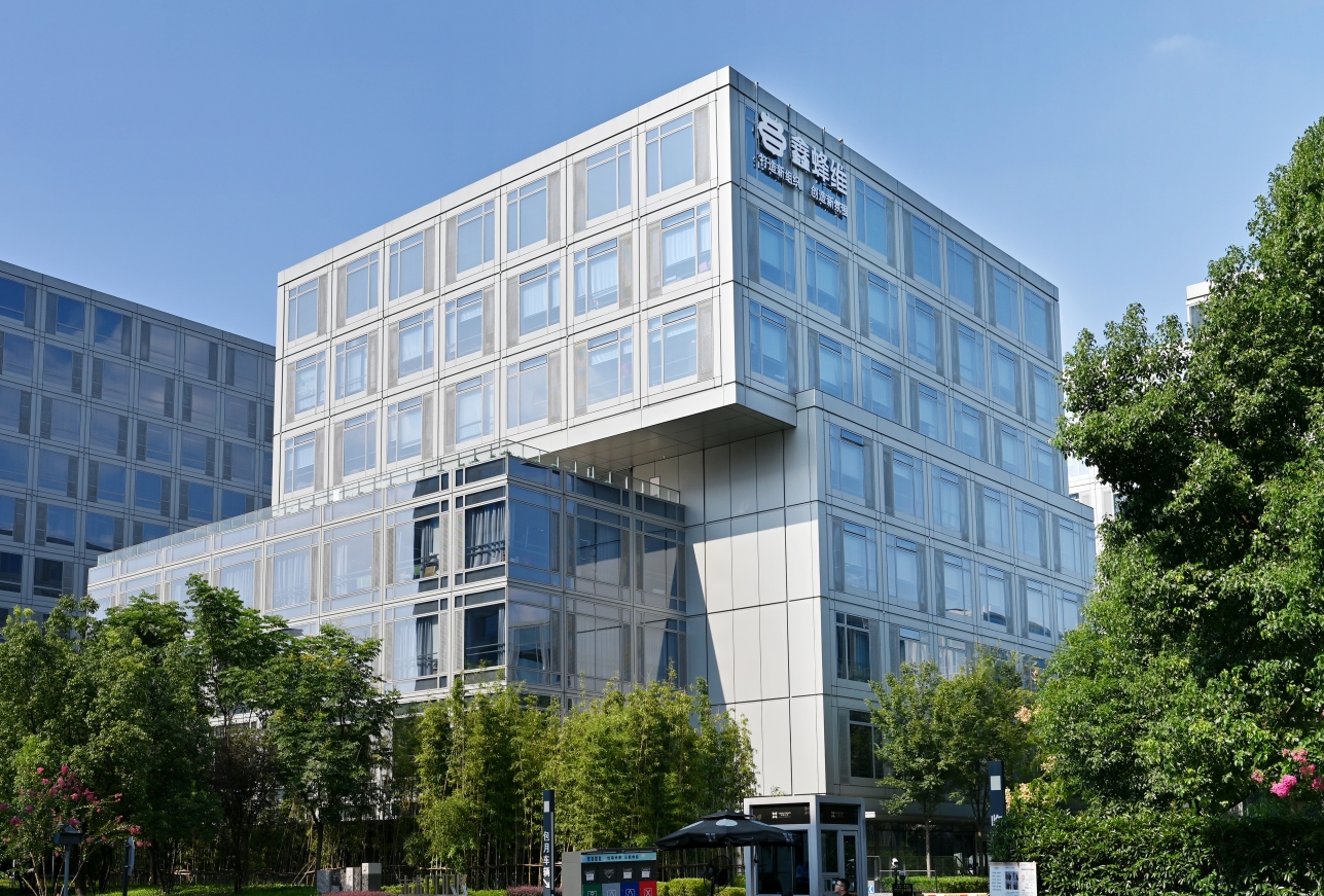 鑫蜂维携手钉钉、阿里云全面进军AI领域，以“AI创新赋能中心”为核心驱动政企数字化转型